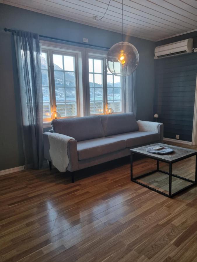 Stor Leilighet Med 4 Senger Sentralt I Forde ภายนอก รูปภาพ